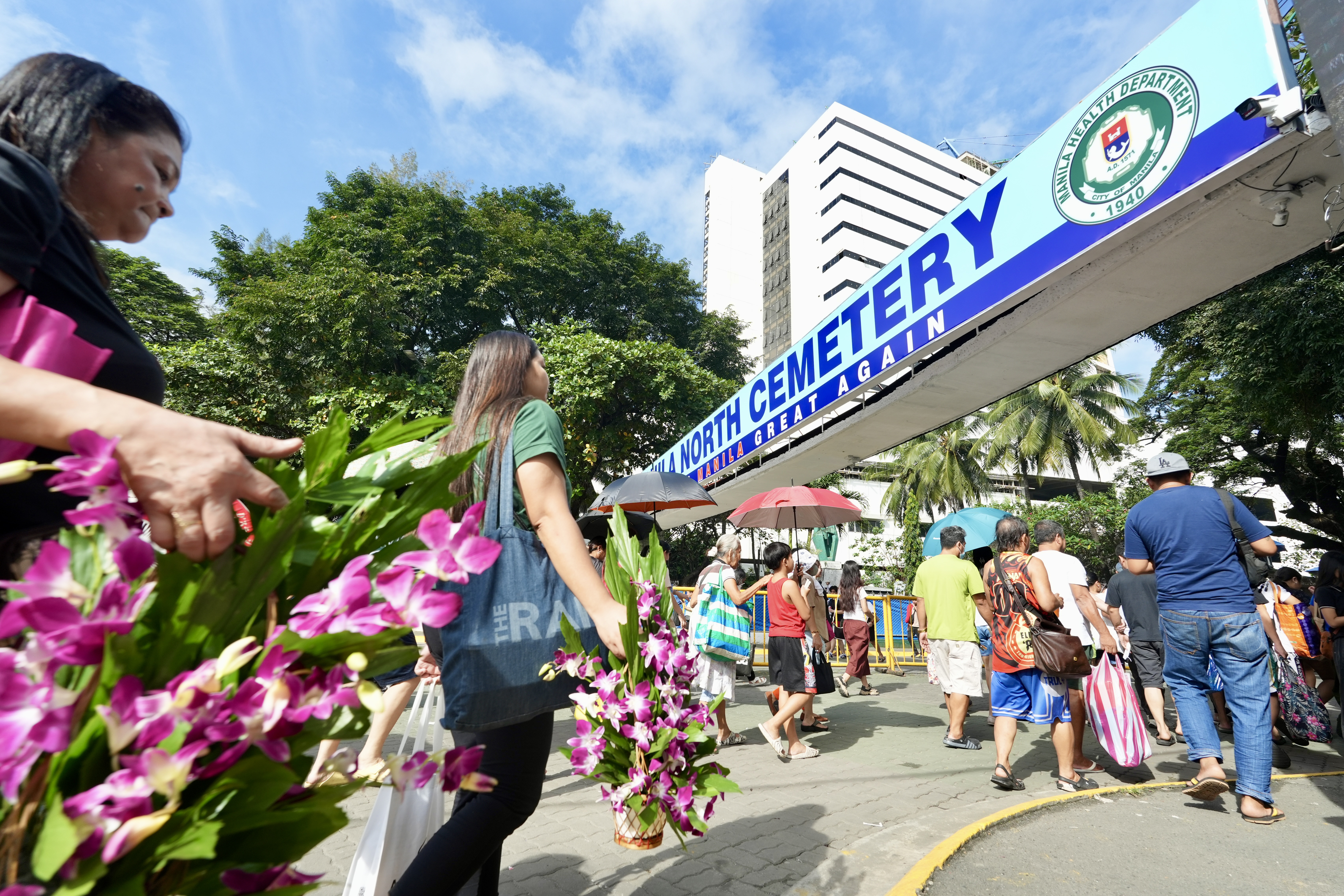 民眾每年在11月1日亡人節掃墓。圖為民眾湧入馬尼拉北墓園。