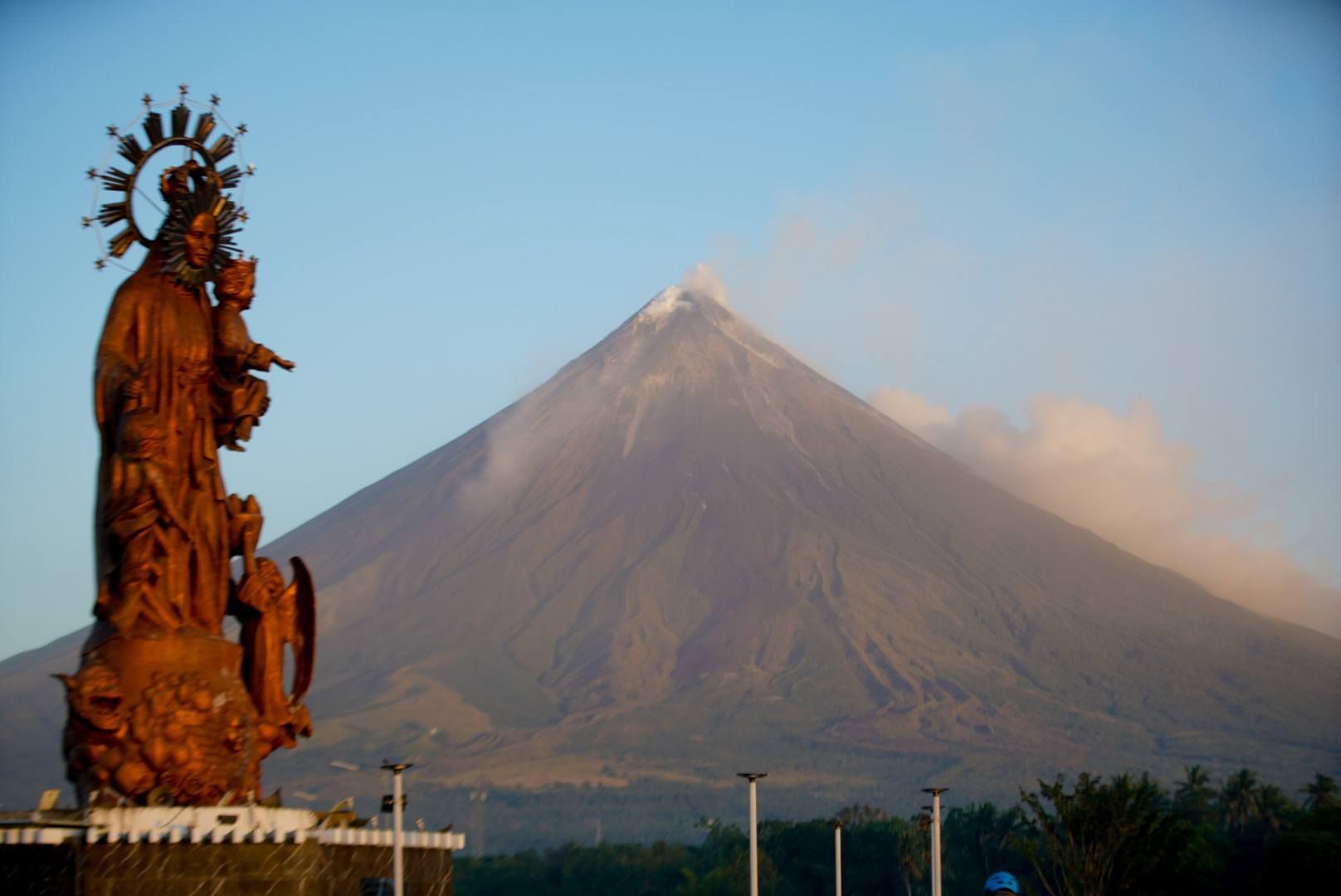 圖為1月20日馬容火山的清晰景象。該火山在24小時內發生超過13次火山地震。