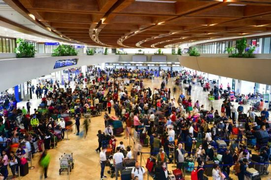 週三，乘客湧向巴西市的尼蕊·亞謹諾國際機場 1 號和 3 號航站樓。馬尼拉國際機場管理局估計，由於菲國將紀念聖週，4 月 1 日至 10 日期間將有約 120 萬名乘客出行，幾乎與 新冠大流行之前的水平相當。