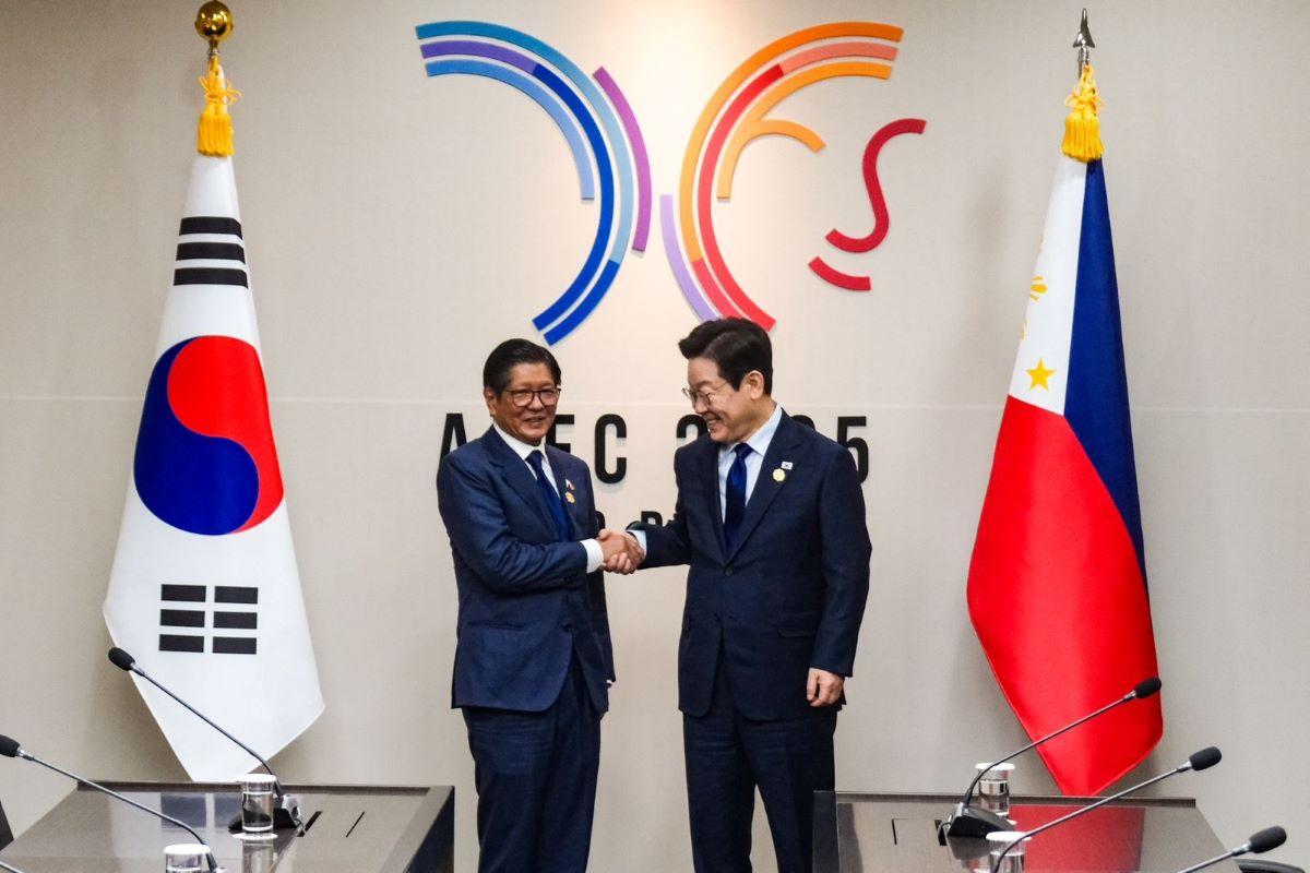 小馬科斯總統與南韓總統李在明在2025年亞太經濟合作會議峰會時握手。