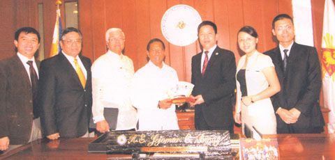 圖說，圖為副總統敏乃接受（左四）博愛集團董事局主席林志程（右三）致贈紀念品之影。