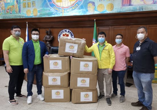 本會成員捐贈醫用口罩時影