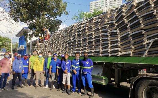 本會成員捐贈大米時影