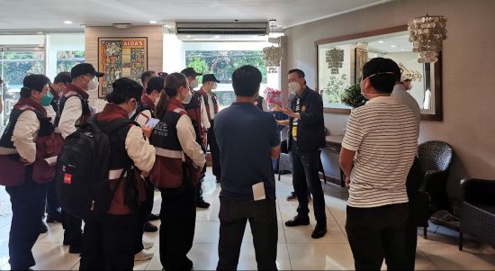 楊華鴻主席向專家組詳細講解駐地的設施和進出酒店及交通出行的具體防護措施