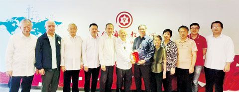 (圖片說明)左起:許榮誼、許友三、許金鑛、許永山、許文忠、許長安、黃端銘、楊美美、洪湄玲、林有耐、劉統厚、林峰。