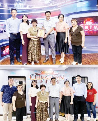 圖片說明:上圖:賓主互贈紀念品。下圖:全體出席活動賓主合影留念。