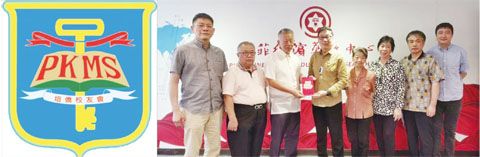 (圖片說明)左圖:香港培僑中學菲律賓校友會會徽,右圖左起:莊曉宏、盧連興、許榮誼、黃端銘、楊美美、洪湄玲、林有耐、劉統厚。