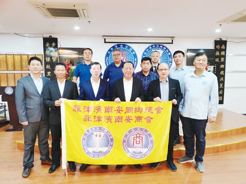 圖片說明:名譽理事長戴新民為本會慶賀團授旗時合影。