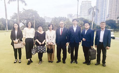 圖為賓主雙方蔡聰妙大使(右四),張小燕副院長(左四),劉惠璇領事(左三)等合影。