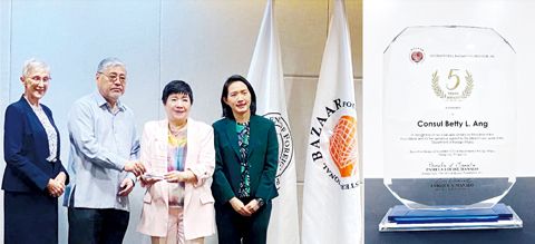 圖左起為國際慈善義賣基金會主席潘梅拉.