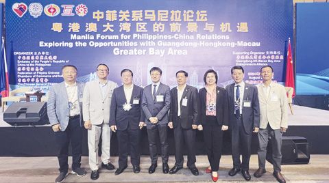 圖為應邀出席論壇的本會領導與中國駐菲大使館公使銜參贊楊國良在會場合影留念。