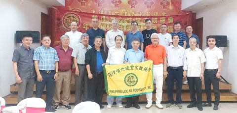 圖為本會洪名譽理事長于柏宗長(前排右四)親臨會所,授旗予回國慶賀團團長、本會洪理事長賜龍宗長(前排右五),以壯其行色!