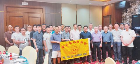 圖:本會洪永遠名譽理事長建全宗長(前排右六)、洪理事長維謀宗長(前排右五)在授旗時合影。