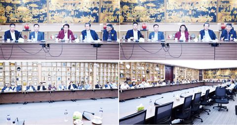 上圖本會理事長林榮輝主持會議。