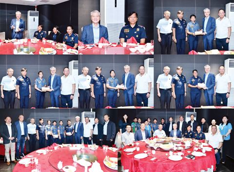 上圖本會執行副理事長黃奇昭發表講話。