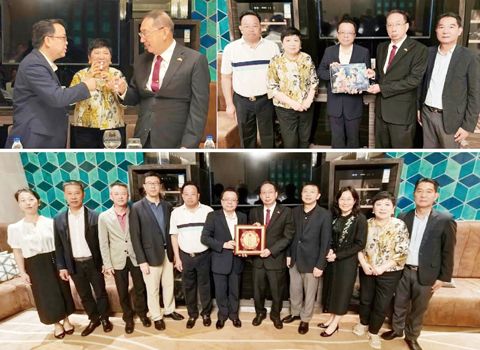 圖為蔡聰妙大使及夫人劉惠璇領事向黃溪連大使舉杯惜别，及蔡聰妙大使向黃大使致贈菲律濱名畫家作品，和華社代表致贈感謝狀作為紀念。