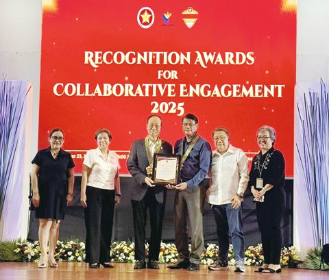 圖片說明:菲律濱理工大學校領導頒發《傑出獎學金合作夥伴獎》予本會。(左起)Florinda