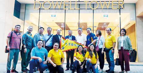 圖：榮譽主席陳祖昌師兄爲光漢武術團授旗壯行之影。