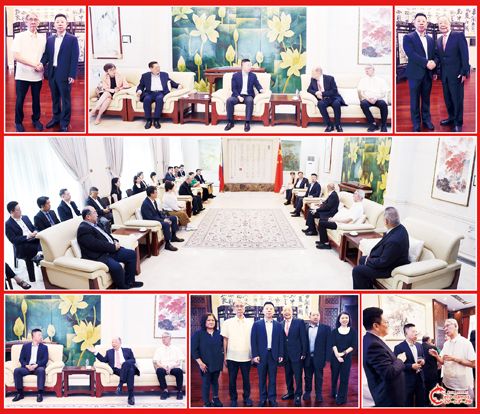 圖片說明：左上圖為井泉大使（右）與本報社長于慶文（左）的合影。上排中圖為井泉大使與本報副董事長莊金耀在座談會上交流之影。右上圖為井泉大使（左）和莊金耀（右）的合影。大圖為井泉大使與華文媒體代表舉行座談會。左下圖為與莊金耀在座談會上抒發己見；中圖為井泉大使與本報代表的合影；右圖為井泉大使與于慶文在座談會後深入交流。（本報記者Celia