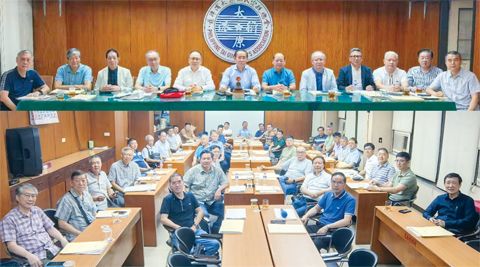 　圖為就座主席臺的諮詢委員、正副理事長及會議現場。