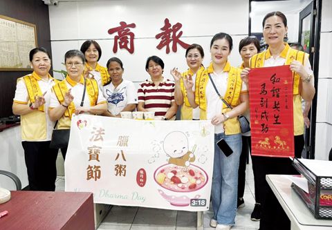 圖片說明：佛光山萬年寺馬一分會會長蔡仁仁，副會長李韶虹、施振娜，以及委員許敏暉、林麗婷、蔡汶真，會員施娟娟與本社員工代表的合影。