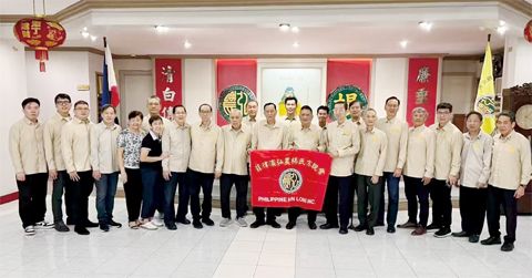 照片説明:弘農楊氏宗親會組慶賀團祝賀董楊宗親總會三寶顏分會就職典禮舉行授旗儀式合影。