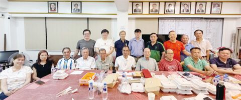 像片說明:光漢常務小組會議現場。