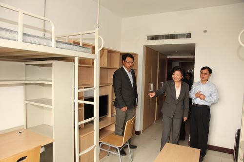裘援平视察北京华文学院 对学院发展提两点要求