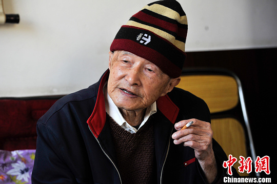 2014年2月26日，在昆明生活的96岁高龄南侨机工罗开瑚接受记者采访。中新社发
