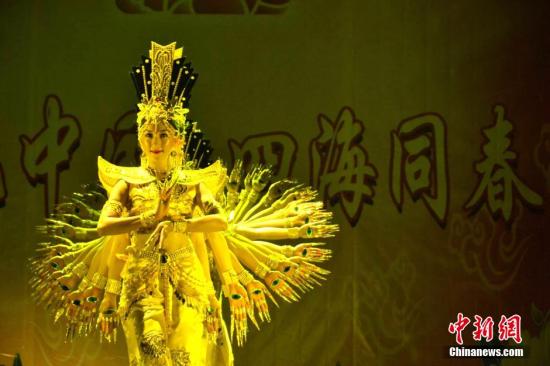 2月24日晚，由中国海外交流协会组派的2015年“文化中国·四海同春”亚洲艺术团首场演出在缅甸国家大剧院上演。中新社发