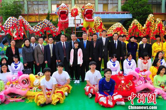 图为何亚非一行向釜山华侨协会赠送传统舞龙。　王健　摄