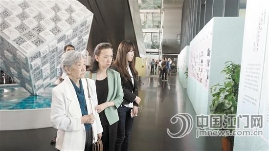 梁家后人在参观“一门三院士　共筑中国梦”展览。
