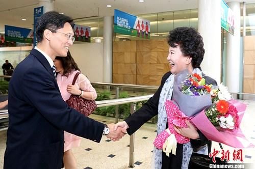 当地时间3月22日，中国国务院侨务办公室主任裘援平抵达悉尼，开启在悉尼为期五天的慰问侨胞的“暖心”之旅。图为中国驻悉尼总领事馆总领事到机场迎接。