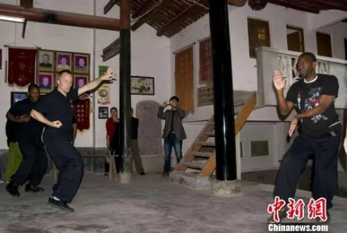 　　资料图：外国友人在福建咏春切磋白鹤拳。姚德纯