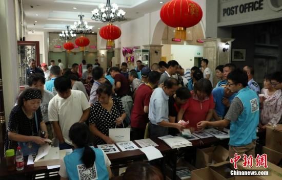 浙江杭州一邮局大厅内挤满了前来购买“G20杭州峰会纪念邮票”的民众。