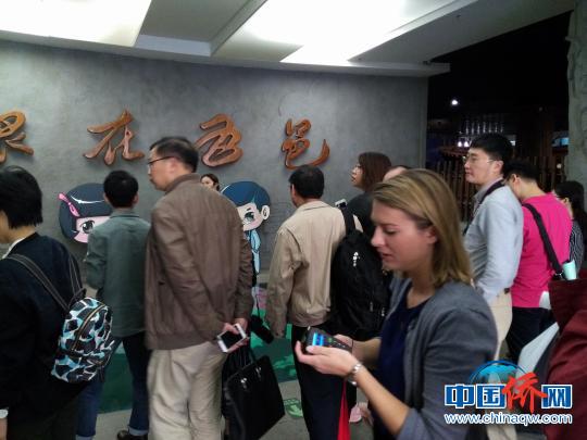 媒体记者参观五邑华侨华人博物馆