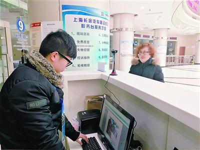 长途客运总站一位乘客正在使用人脸识别系统。