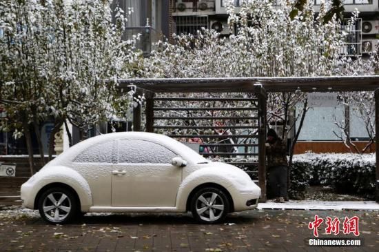 11月21日，北京迎今冬首场降雪，北京市气象台当日6时发布寒潮蓝色预警信号，受强冷空气影响，21-23日北京地区最低气温降幅达8～10℃。中新社记者