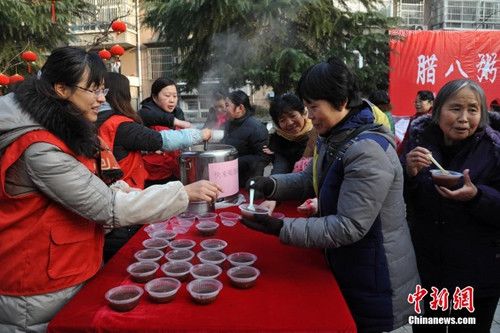资料图：安徽合肥市岳西社区举办“温暖腊八粥