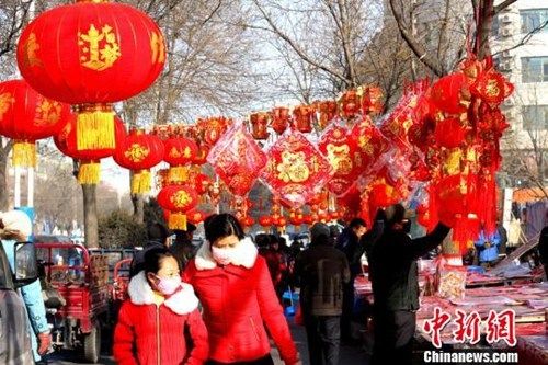 资料图：当日是农历腊月廿三，传统的小年，地处甘肃河西走廊中部的古城张掖城乡从这一天开始年味愈来愈浓，火红的对联、火红的灯笼、火红的中国结、火红的福字挂满年货摊，整个古城被浓浓的年味包裹。