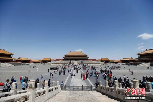 资料图：游客在故宫博物院参观。中新社记者