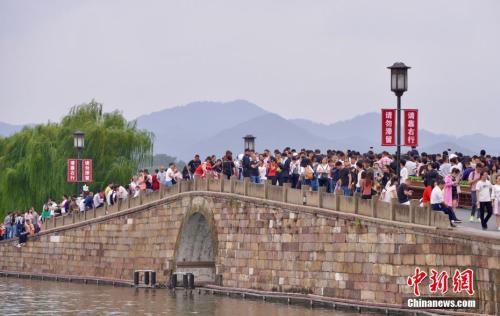10月3日，国庆长假第三天，大量游客涌入西湖断桥。
