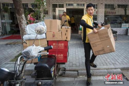 2016年7月，南京一名快递员在高温天气送货。中新社记者