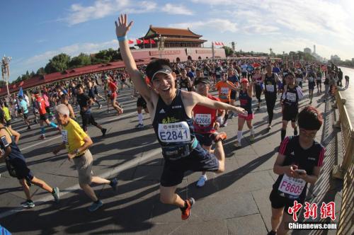 资料图：2017北京马拉松吸引了来自33个国家和地区的3万名参赛者同场竞技。