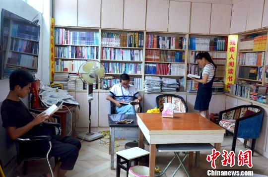 图为学生在农家图书馆内阅读。