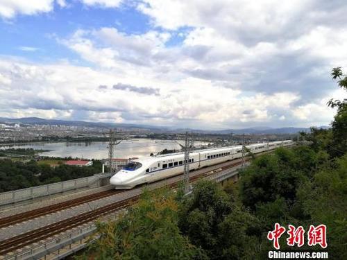资料图：列车运行在云岭大地。中国铁路昆明局集团有限公司供图