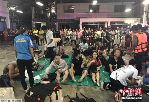 当地时间2018年7月5日，泰国南部旅游胜地普吉岛发生沉船意外，3艘共载有近140名中国和欧洲游客的观光船在大浪中倾覆，目前，部分人获救，但仍有数十中国游客失踪。