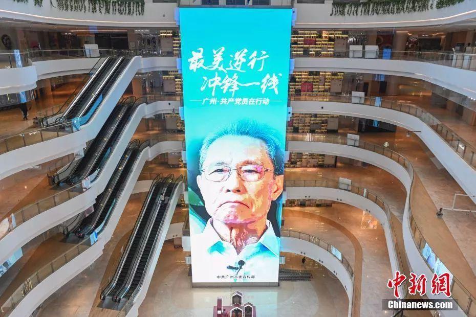 2月10日，复工首日的广州，珠江新城中央商务区一商场内顾客稀少。中新社记者