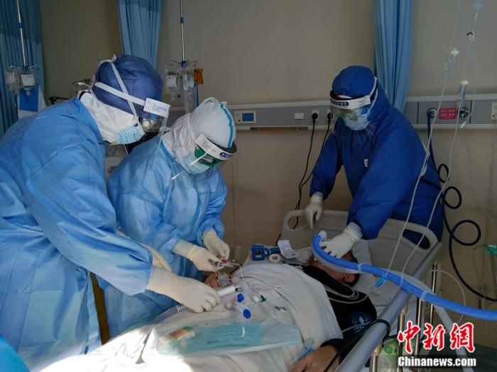 武汉协和医院西院“插管突击队”在工作中。受访人供图