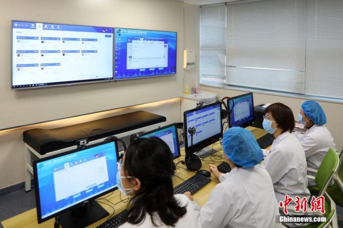 2月26日，南京市第一医院心血管内科医生们对患者进行网络问诊。中新社记者